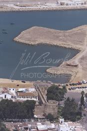 Image du Maroc Professionnelle de  Vue aérienne d'Asilah, ville du nord du Maroc sur l'océan Atlantique à 40 km au sud de Tanger, Vendredi 9 Août 2002.  (Photo / Abdeljalil Bounhar)



